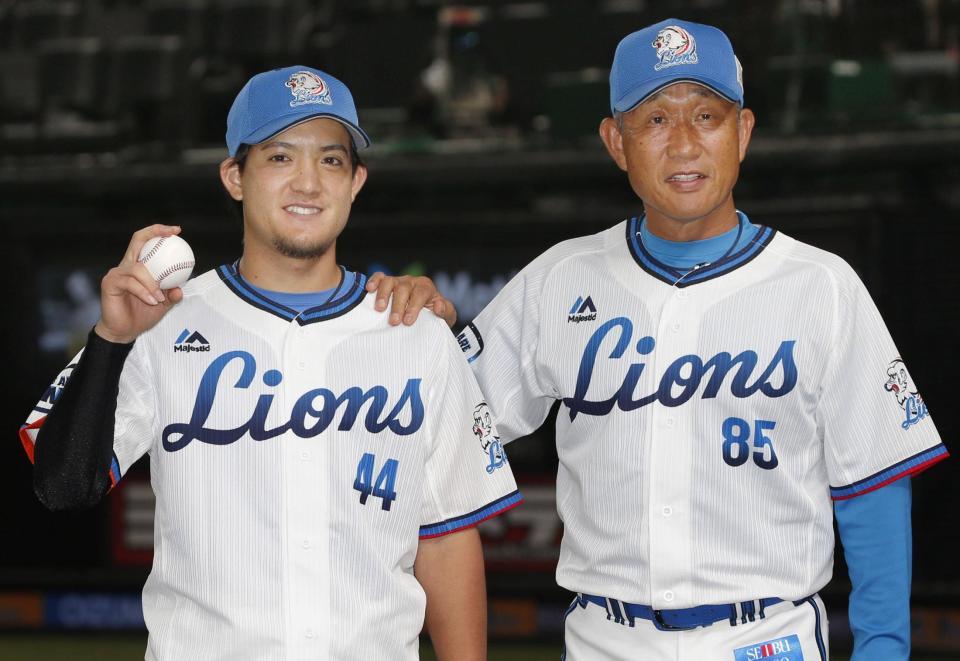 　プロ初勝利を挙げ、辻監督（右）に祝福される西武・与座＝メットライフドーム