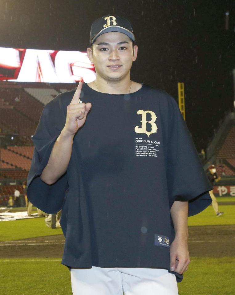 　今季初勝利を挙げ、ポーズをとるオリックス・榊原＝楽天生命パーク