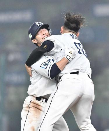 　９回、サヨナラ打を放ち、森（右）と抱き合う外崎