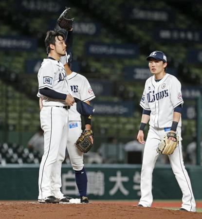 　７回、先制を許し降板する西武先発の本田（左）（共同）