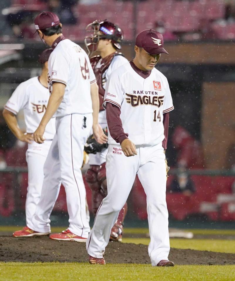 　８回、オリックスに追加点を許し、降板する楽天・則本昂
