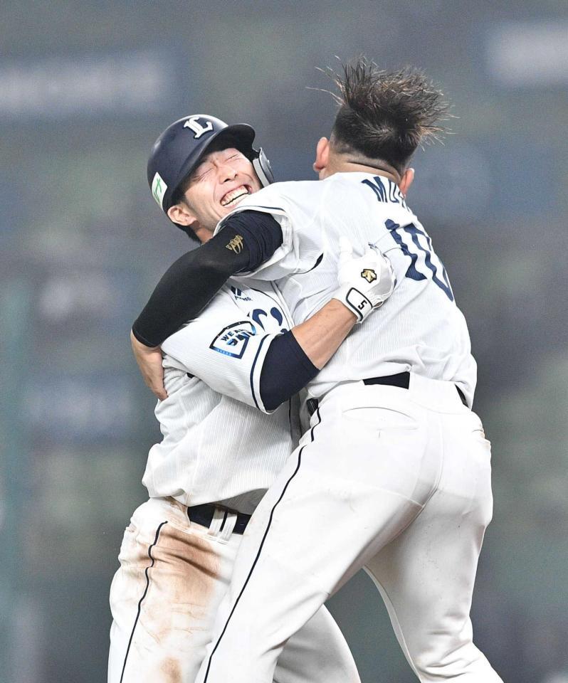 　９回、サヨナラ打を放ち、森（右）と抱き合う外崎