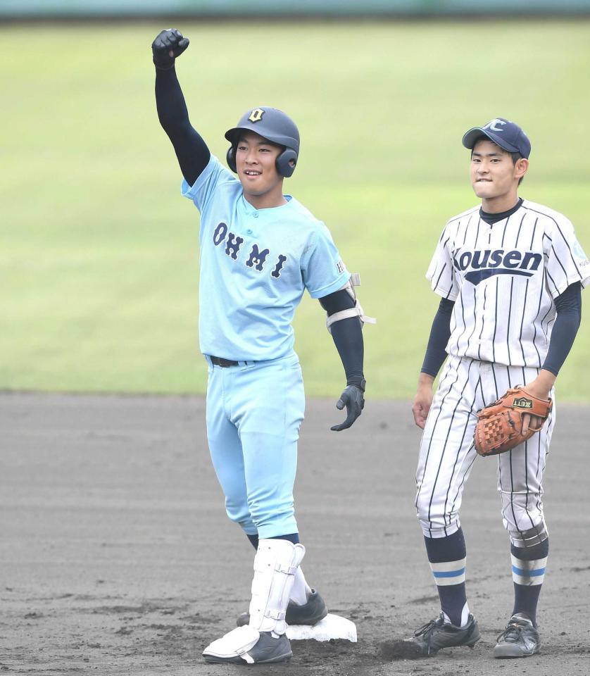 　７回、適時二塁打を放った近江・山田（左）はベンチに向かって拳を突き上げる