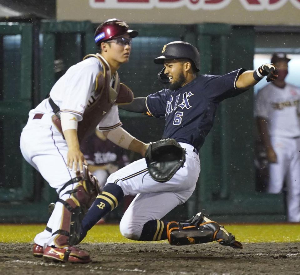 　９回、右越えの長打で一気に生還する宗。ランニング本塁打となる