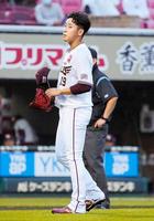 １回、オリックス・大城に死球を与え、ぼうぜんとする楽天先発の藤平。危険球で退場処分となる＝楽天生命パーク