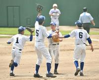 ３回一死一塁　大森学園・佐々木を併殺に打ち取り、グラブタッチで喜ぶ大島海洋国際ナイン＝江戸川区球場（撮影・伊藤笙子）