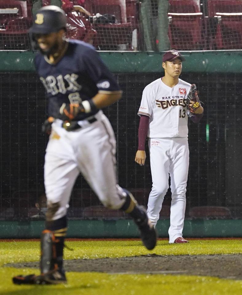 　９回、オリックス・宗（左）にランニング本塁打を浴びた楽天・森原（共同）