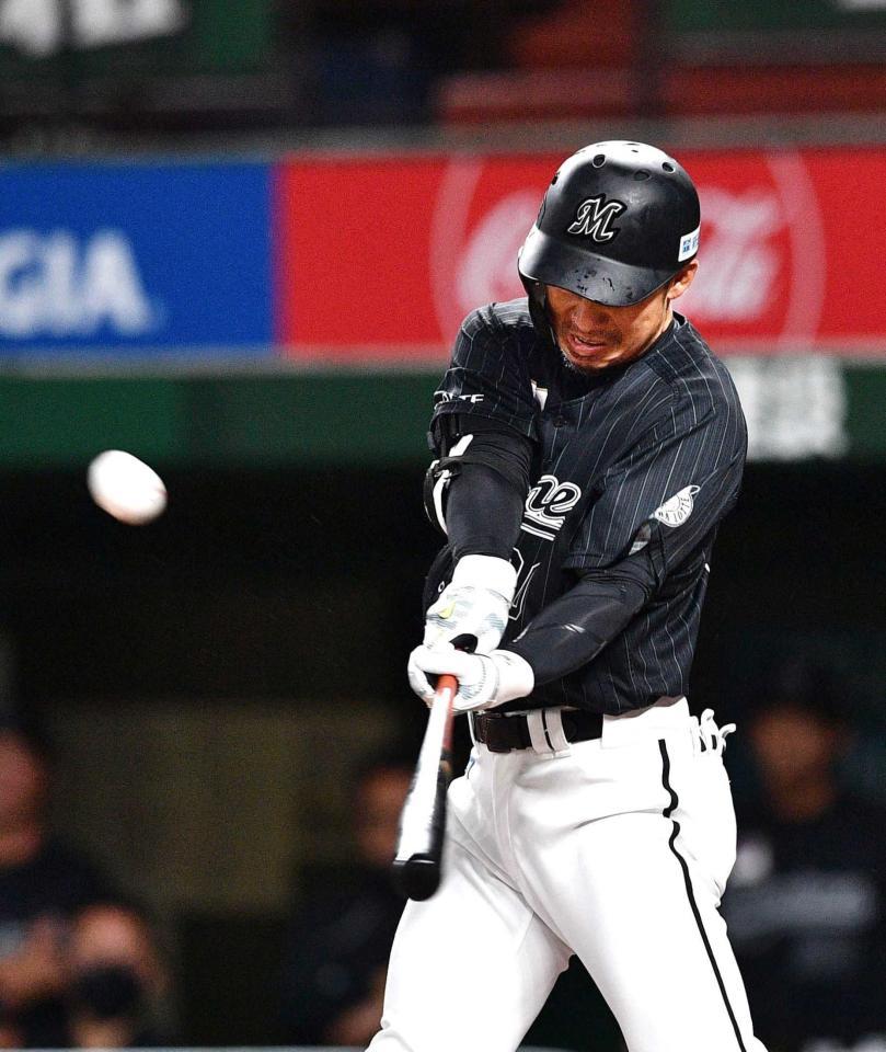 　８回、２点適時二塁打を放つ鳥谷