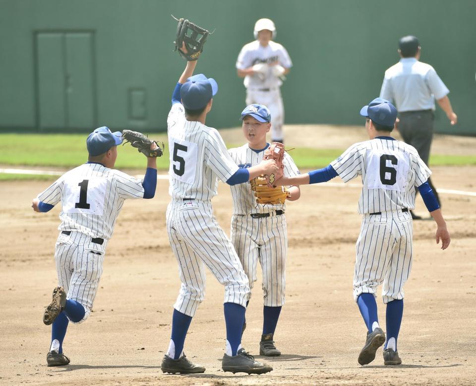 ３回一死一塁　大森学園・佐々木を併殺に打ち取り、グラブタッチで喜ぶ大島海洋国際ナイン＝江戸川区球場（撮影・伊藤笙子）