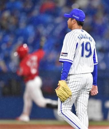 　９回、会沢（左）に満塁本塁打を浴び、ぼう然とする山崎