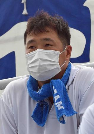 　１回、履正社・関本は右前に適時打を放つ〈丸写真〉スタンドから息子・勇輔の勇姿を見守る元阪神の関本氏（撮影・佐々木彰尚）