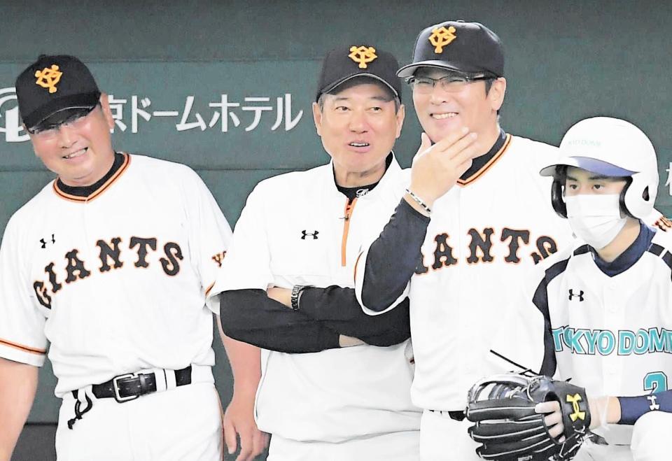 談笑する（左から）吉村コーチ、原監督、元木ヘッドコーチ＝東京ドーム