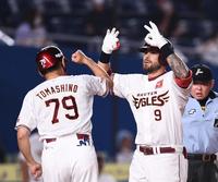 ４回、満塁弾を放ち苫篠コーチに迎えられるロメロ（右）＝撮影・園田高夫