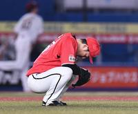 ４回、ロメロに満塁弾を打たれしゃがみ込むロッテ・美馬学（撮影・園田高夫）