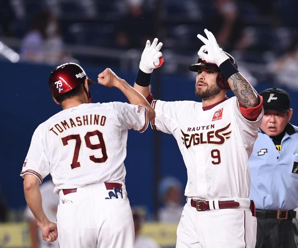 ４回、満塁弾を放ち苫篠コーチに迎えられるロメロ（右）＝撮影・園田高夫