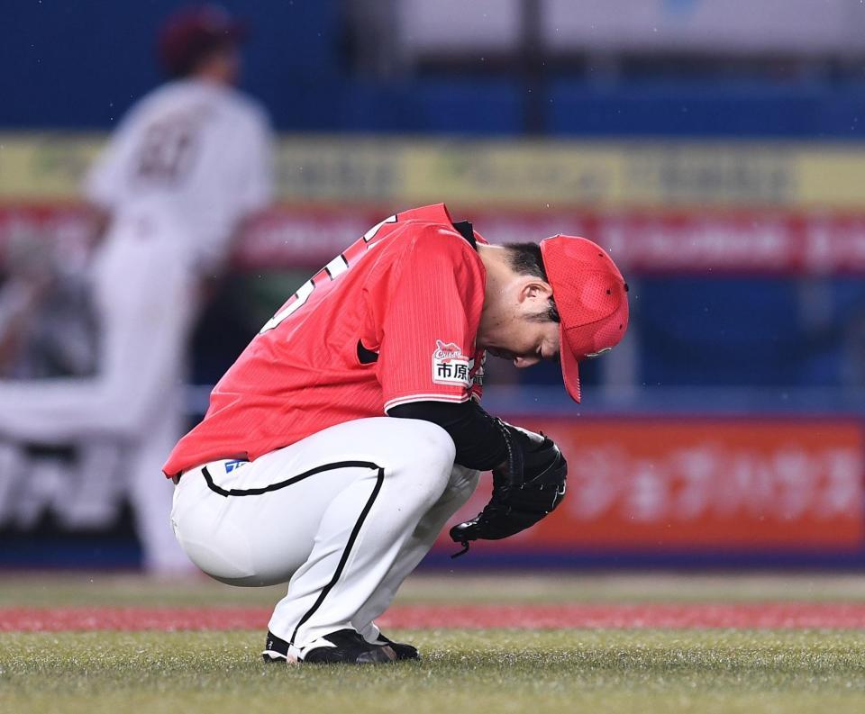 ４回、ロメロに満塁弾を打たれしゃがみ込むロッテ・美馬学（撮影・園田高夫）