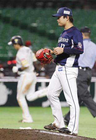 　５回、ソフトバンク・柳田（左）に本塁打を浴びた西武・松本（共同）