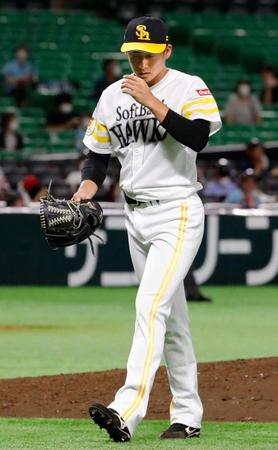 ５回途中５失点で降板するソフトバンク・板東＝ペイペイドーム