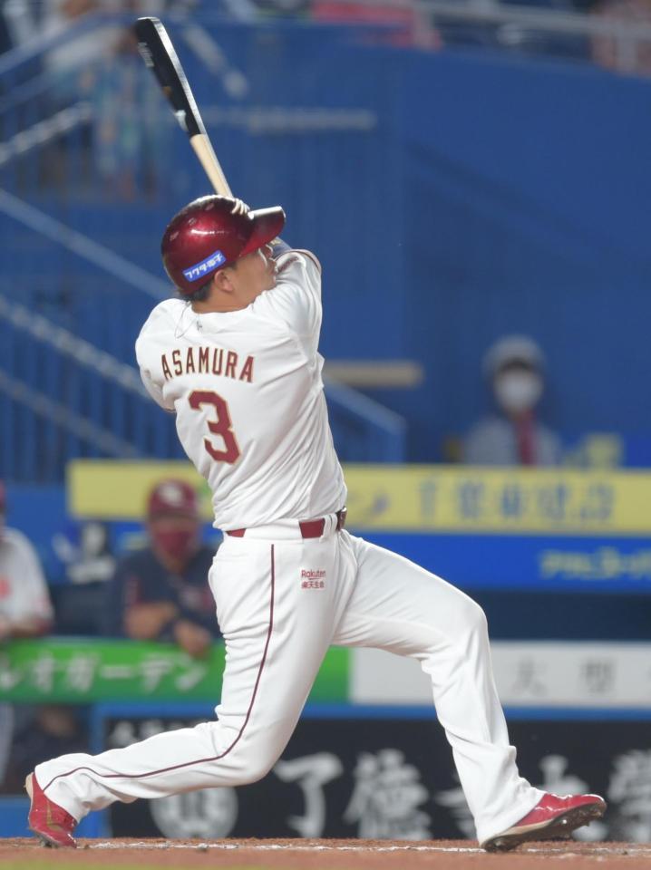 　４回、左越えソロを放つ浅村栄斗