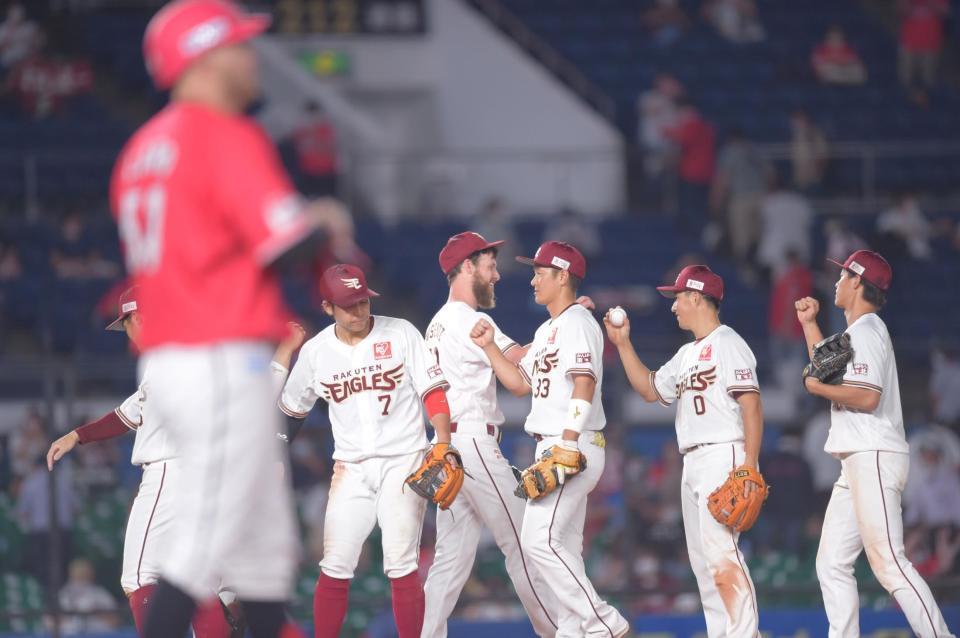 ロッテに連勝しタッチをかわす楽天ナイン。左手前は中飛に倒れた代打・レアード＝ＺＯＺＯマリン（撮影・開出牧）