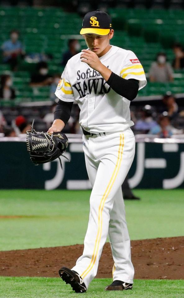５回途中５失点で降板するソフトバンク・板東＝ペイペイドーム