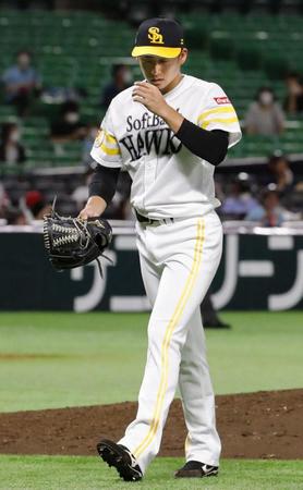 　５回途中５失点で降板するソフトバンク・板東＝ペイペイドーム