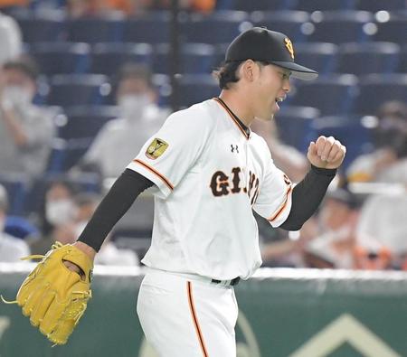 ガッツポーズをする巨人・高梨＝東京ドーム（撮影・堀内翔）