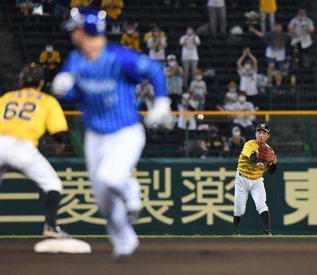 延長１０回ＤｅＮＡ１死一、二塁、阪神　ジェリー・サンズがＤｅＮＡ・大和の打球を背走して好捕し、中継した阪神・熊谷敬宥は二封で併殺を完成させる＝甲子園（撮影・北村雅宏）