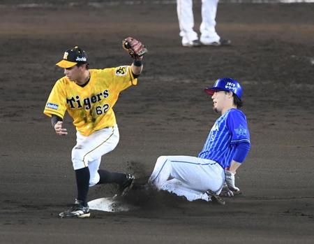 １０回ＤｅＮＡ１死一・二塁、阪神ジェリー・サンズの好守でＤｅＮＡ・倉本寿彦は帰塁できず併殺となる＝甲子園（撮影・山口登）