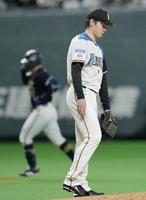 　５回、オリックス・若月（左）に同点ソロを浴びた日本ハム・有原＝札幌ドーム