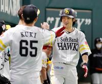 ６回、勝ち越し本塁打を放ちナインに迎えられるソフトバンク・明石＝ペイペイドーム