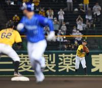 延長１０回ＤｅＮＡ１死一、二塁、阪神　ジェリー・サンズがＤｅＮＡ・大和の打球を背走して好捕し、中継した阪神・熊谷敬宥は二封で併殺を完成させる＝甲子園（撮影・北村雅宏）