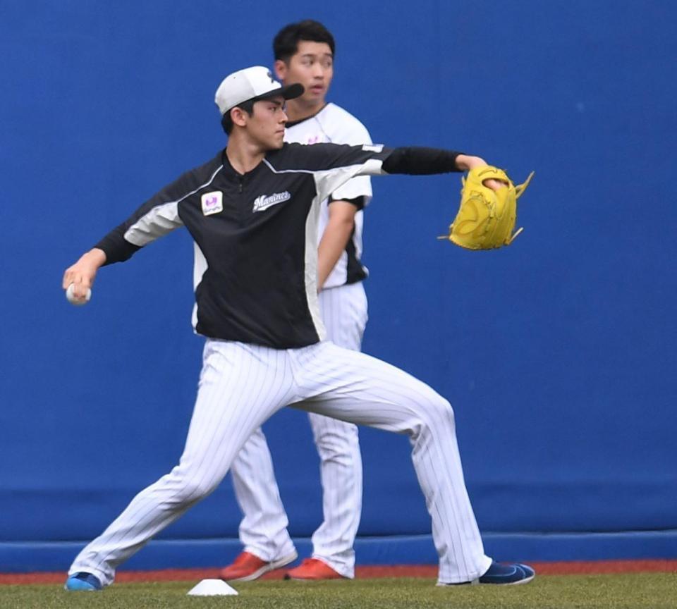 ロッテ・佐々木朗希、吉井コーチと話し込む 4日連続キャッチボール 野球 デイリースポーツ Online