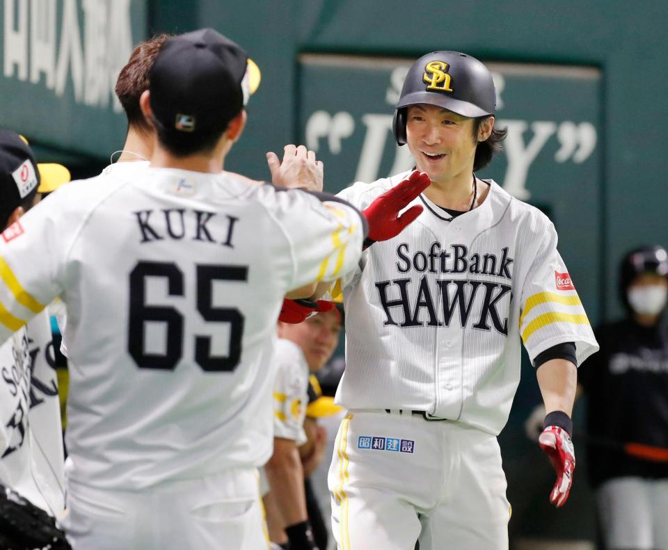６回、勝ち越し本塁打を放ちナインに迎えられるソフトバンク・明石＝ペイペイドーム
