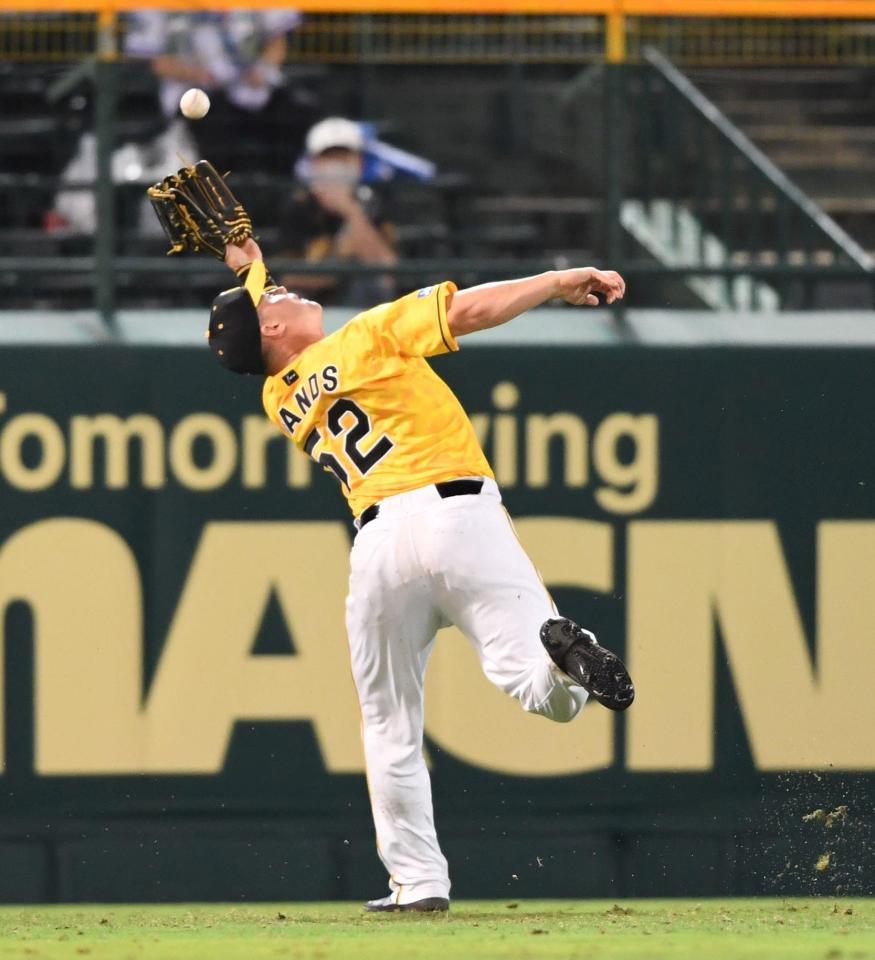 延長１０回、大和の打球を好捕するサンズ（撮影・飯室逸平）