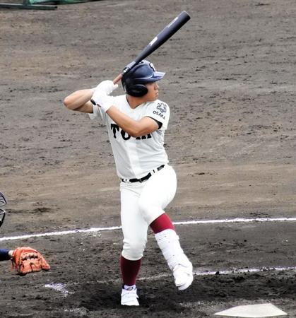 二回に先制２ランを放った大阪桐蔭・上野海斗