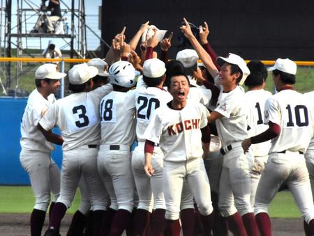 　優勝の喜びを爆発させる高知ナイン　