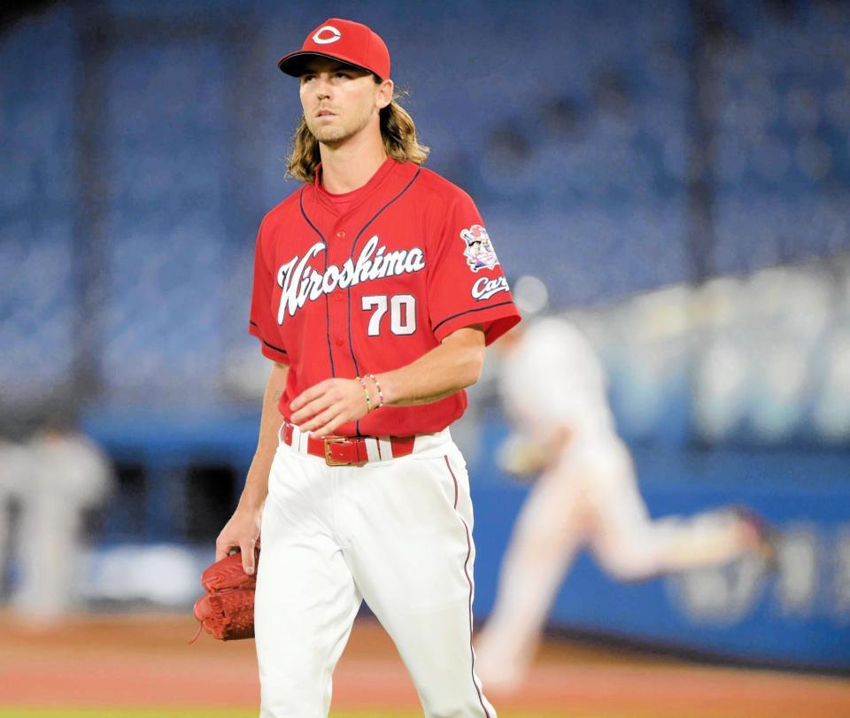 先頭の四球から村上にサヨナラ満塁本塁打を浴びた広島・スコット（７月２日）