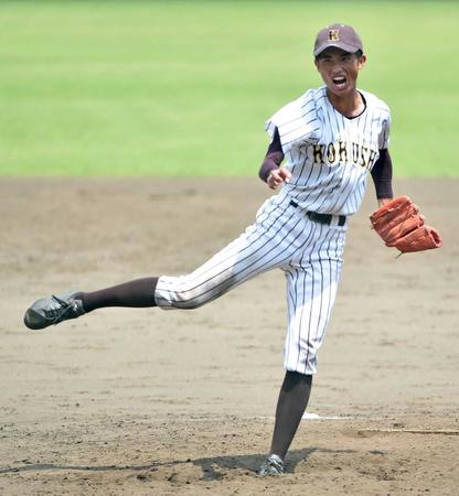 　声を上げながら投げる国士舘・中西