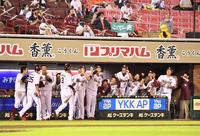 　８回、逆転２ランを放った浅村（３）を迎える楽天ナイン