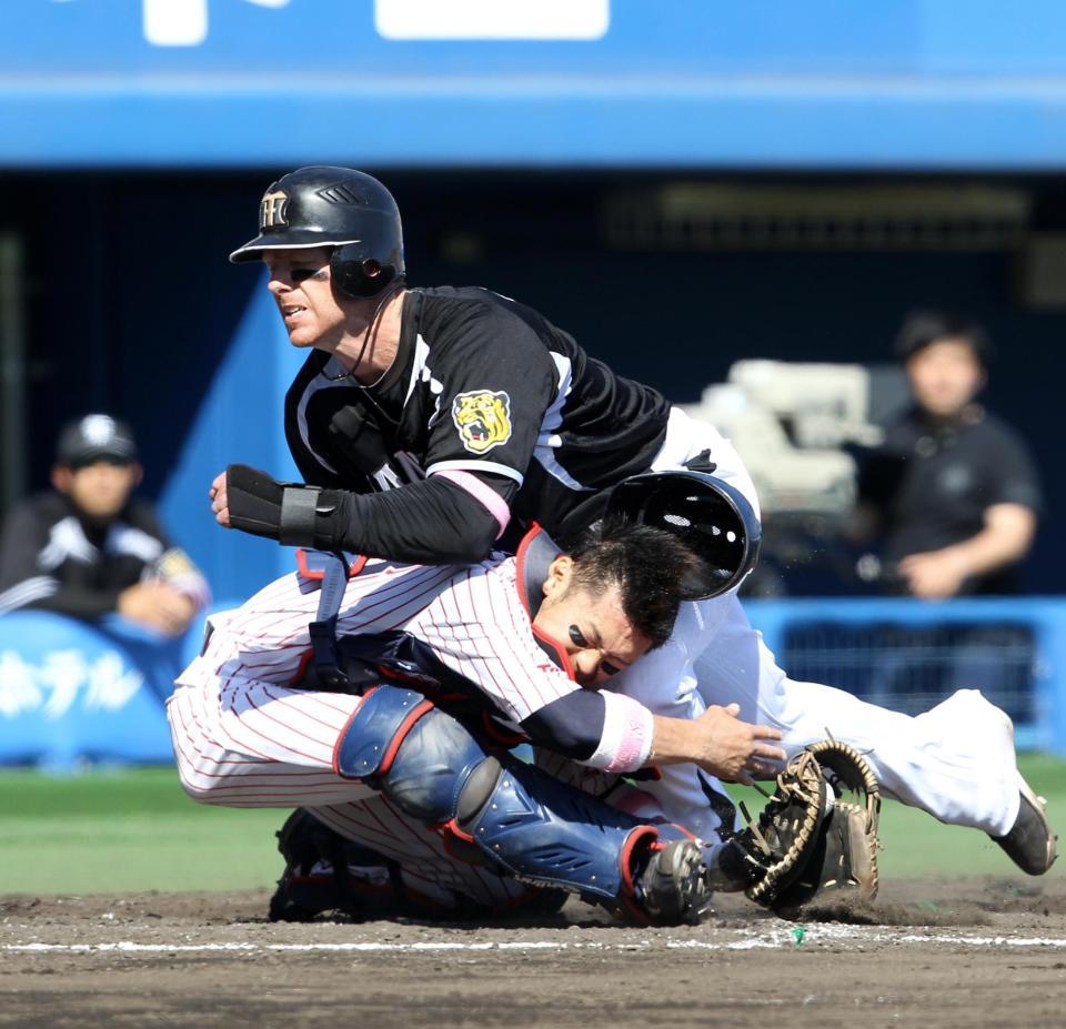 　阪神・マートンはヤクルト・田中雅に強烈なタックルを浴びせ本塁を狙う＝２０１３年５月１２日、松山