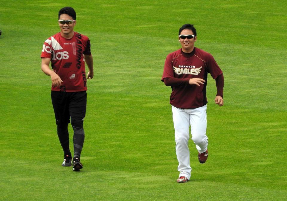 　１軍に合流し、則本昂（左）と並んで調整する松井