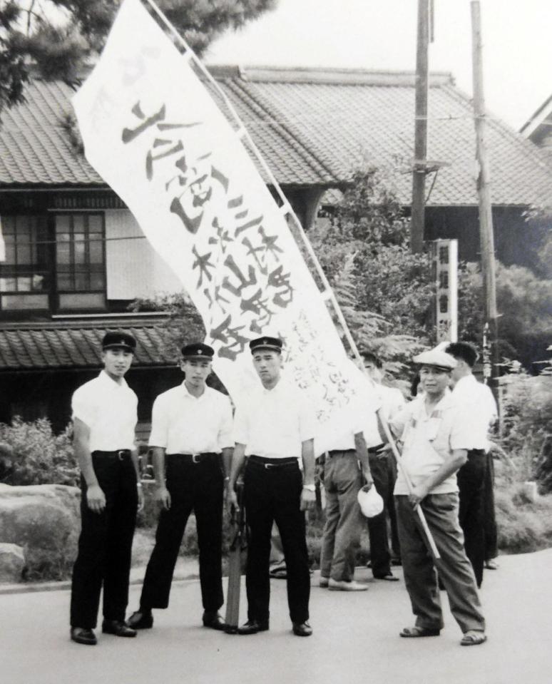 　いざ甲子園へ！海田町出身の広島商３選手の壮行会を開いてもらった。（左から）三村敏之選手、筆者、木村秀峰選手＝海田市駅前（１９６６年８月）