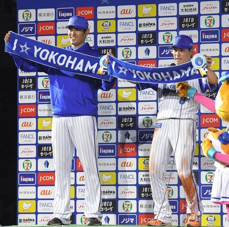 お立ち台でタオルを広げる井納（左）と神里＝横浜スタジアム