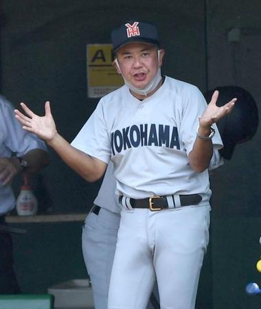 初陣で指揮を執る横浜・村田監督（撮影・開出牧）