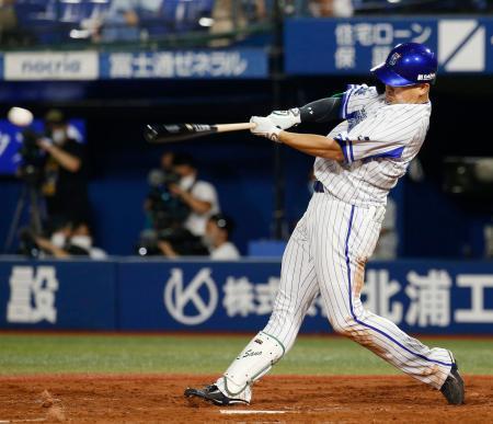 　３回ＤｅＮＡ１死二塁、佐野が右前に適時打を放つ＝横浜