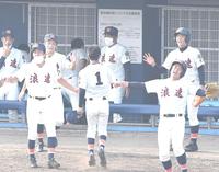 ３回、無失点に抑え、沸き立つナインをベンチで迎える浪速・遠山監督（奥中央）＝大阪シティ信用金庫スタジアム（撮影・北村雅宏）