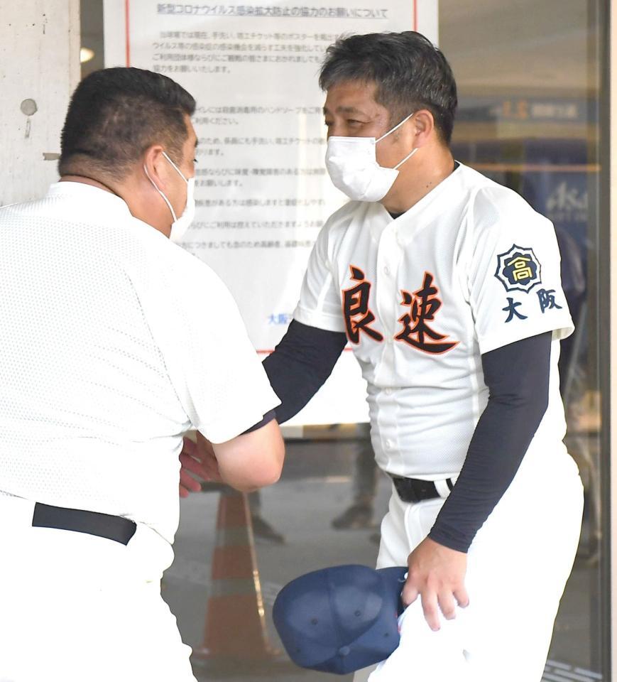 試合後、大阪桐蔭・西谷監督（左）と握手を交わす浪速・遠山監督＝大阪シティ信用金庫スタジアム（撮影・北村雅宏）