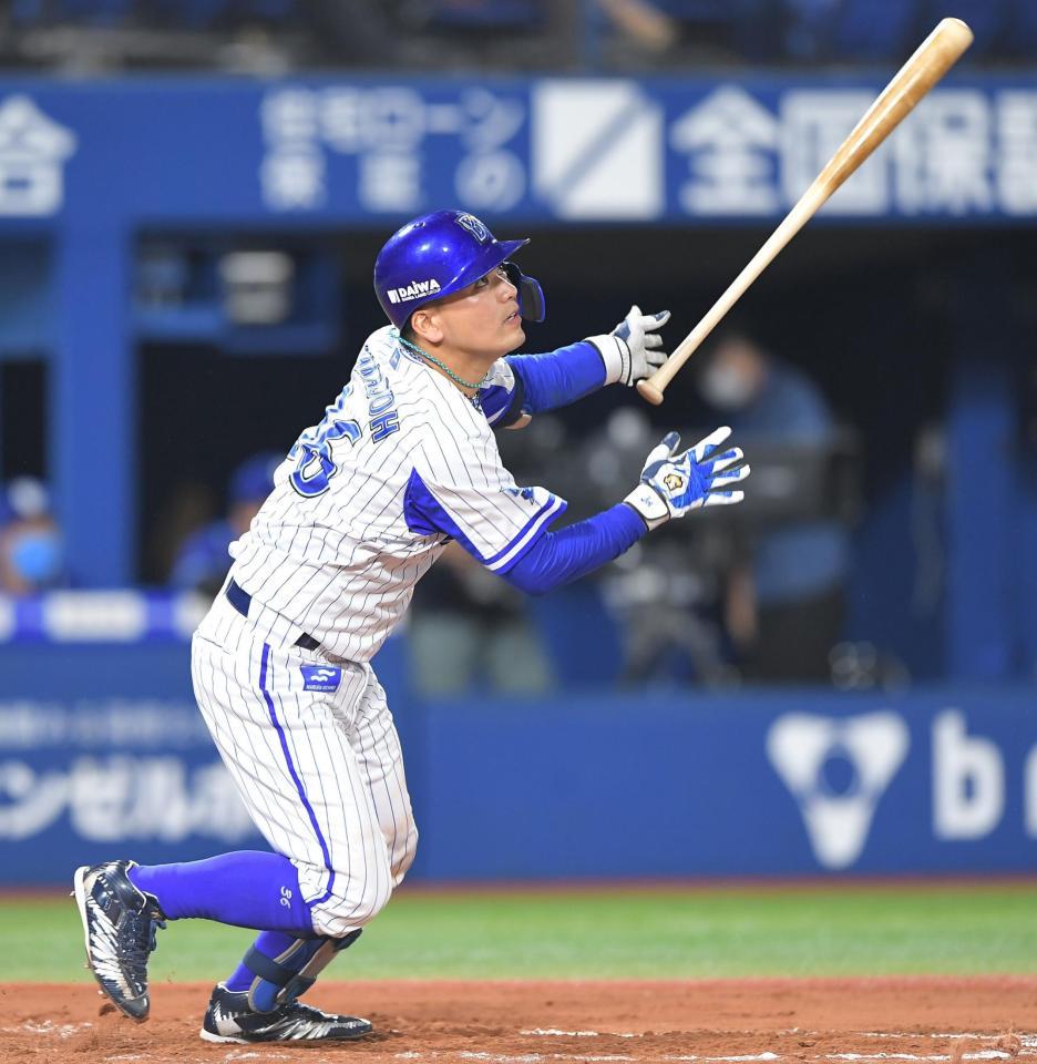 ７回、右越えソロ弾を放つＤｅＮＡ・高城＝横浜スタジアム（撮影・高石航平）