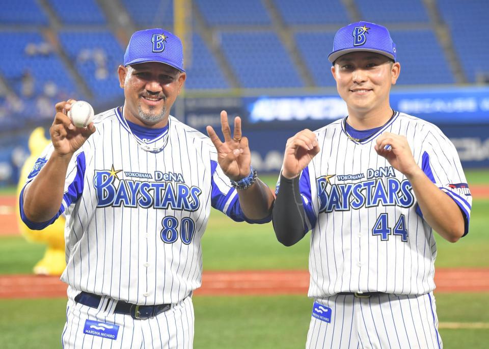 監督通算３００勝を祝して記念撮影するＤｅＮＡ・ラミレス監督（左）とキャプテンの佐野＝横浜スタジアム（撮影・高石航平）